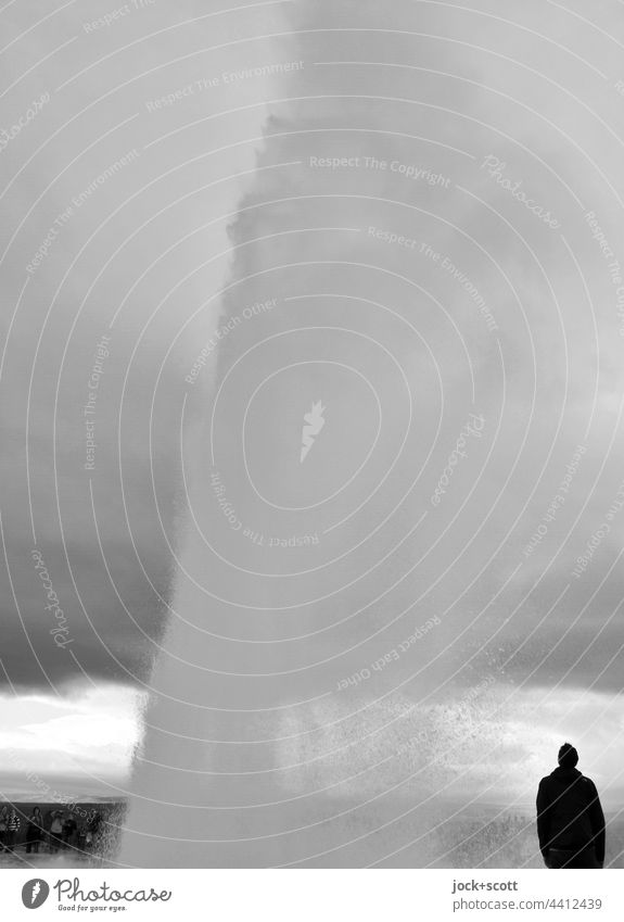 Ausbruch des Geysirs mit einem Zuschauer Natur Island Ferien & Urlaub & Reisen Wasser Silhouette Tourist Schwarzweißfoto Himmel bedeckt Bewegungsunschärfe