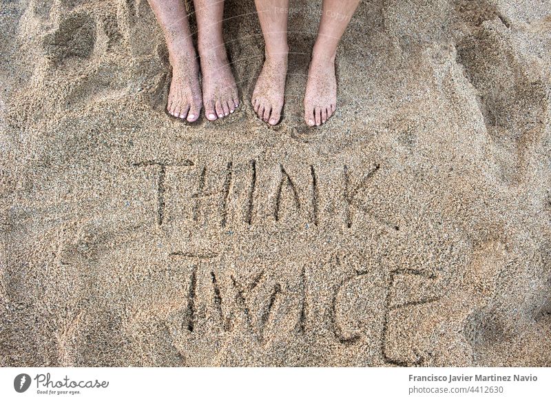 Draufsicht mit Kopierfläche der Füße der Frau im Sand des Strandes mit geschriebenem Text Fuß Textfreiraum Beine jung MEER Meeresufer Frauen