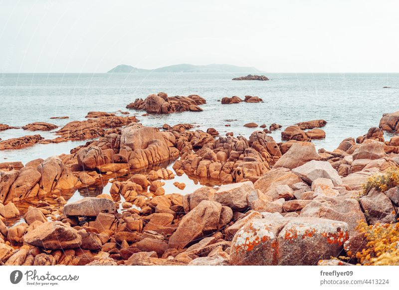 Landschaft an einer Mittelmeerküste MEER Meereslandschaft Steine Granit Horizont Textfreiraum niemand Strand Felsen malerisch Tag Klippe Natur Wasser