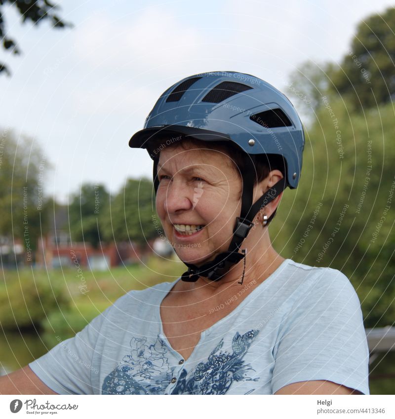 Porträt einer lachenden Frau mit Fahrradhelm auf dem Kopf Mensch Gesicht Radfahren freundlich Lächeln Lachen Schutz Kopfbedeckung Fahrradtour feminin Blick