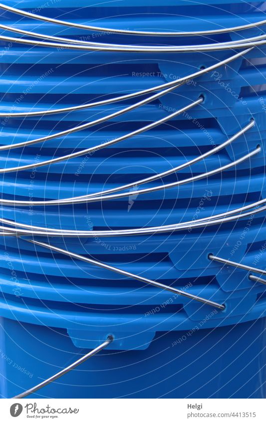 !Trash!2021 | gestapelte blaue Plastikeimer mit Metallhenkeln Eimer Stapel Henkel ineinander Detailaufnahme silberfarbig Nahaufnahme Farbfoto Menschenleer