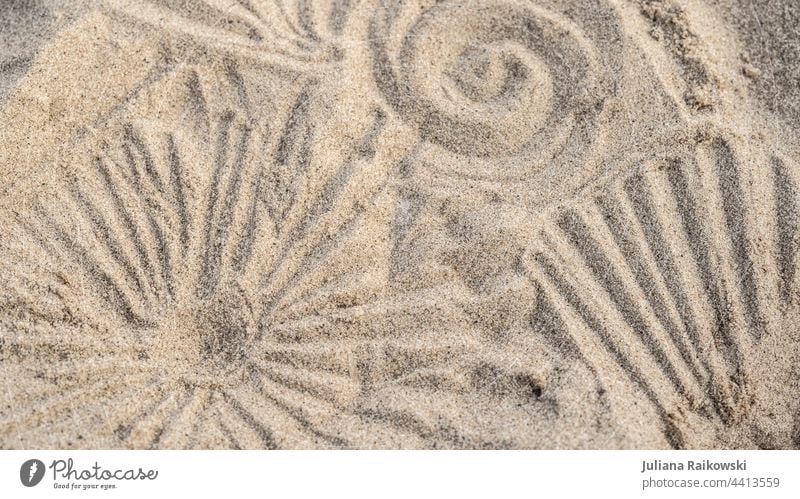Muster im Sand Strand Meer Sonne Sommer Küste Hintergrund Ferien & Urlaub & Reisen Farbfoto Menschenleer Kringel Sandstrand Textur Sommerurlaub Sonnenlicht