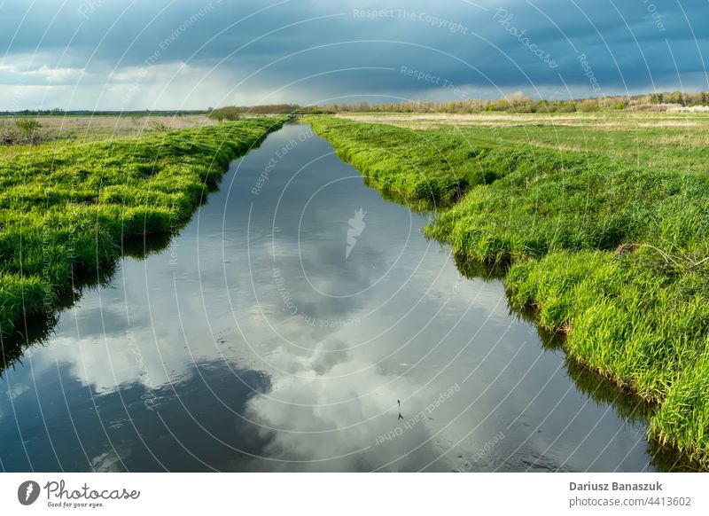 Spiegelung von Wolken in einem ruhigen Fluss mit grünem Ufer, Czulczyce, Polen Cloud Reflexion & Spiegelung Windstille Bank Natur Himmel Wasser Landschaft blau