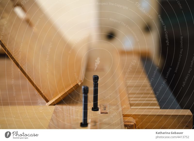 Nahaufnahme einer Truhenorgel Instrument Kirche Orgelbauer Barock Holzinstrument Klaviatur Musik Tasteninstrument Klavier Musikinstrument