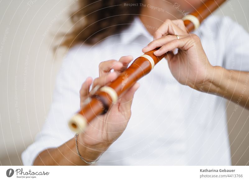 Frau spielt Traversflöte Flöte Historische Instrumente Musik Musiker Konzert Barock Querflöte Musikinstrument