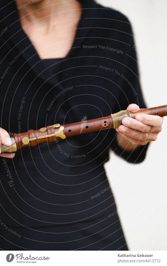 Historische Oboe in der Hand Historische Instrumente Musikinstrument Barock musik Musiker