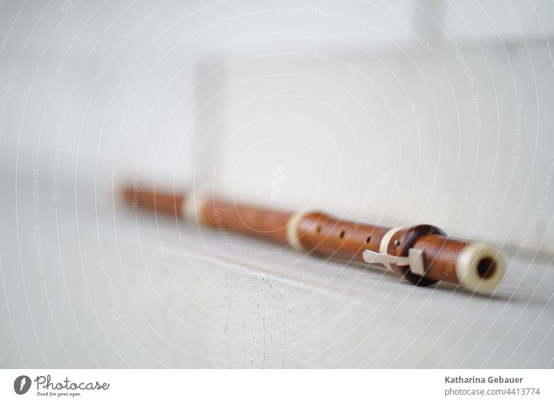 Traversflöte auf Treppe Flöte Historische Instrumente Querflöte Holzblasinstrument Musik Detailaufnahme