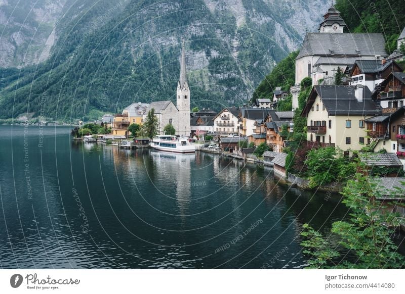 Berühmte Seeseite Ansicht von Hallstatt Dorf mit Alpen hinter, Laub Blätter gerahmt. Österreich berühmt Stadt Landschaft Natur Tourismus Architektur Europa