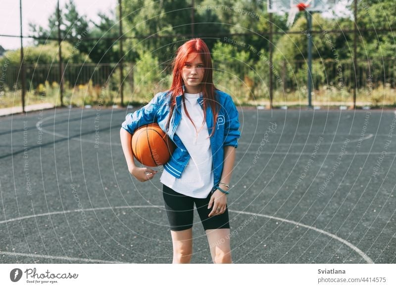 Porträt eines lächelnden Teenagers mit einem Basketball auf dem Sportplatz. Sport, Gesundheit, Lebensstil Ball Mädchen Spielplatz Lächeln Beteiligung Spieler