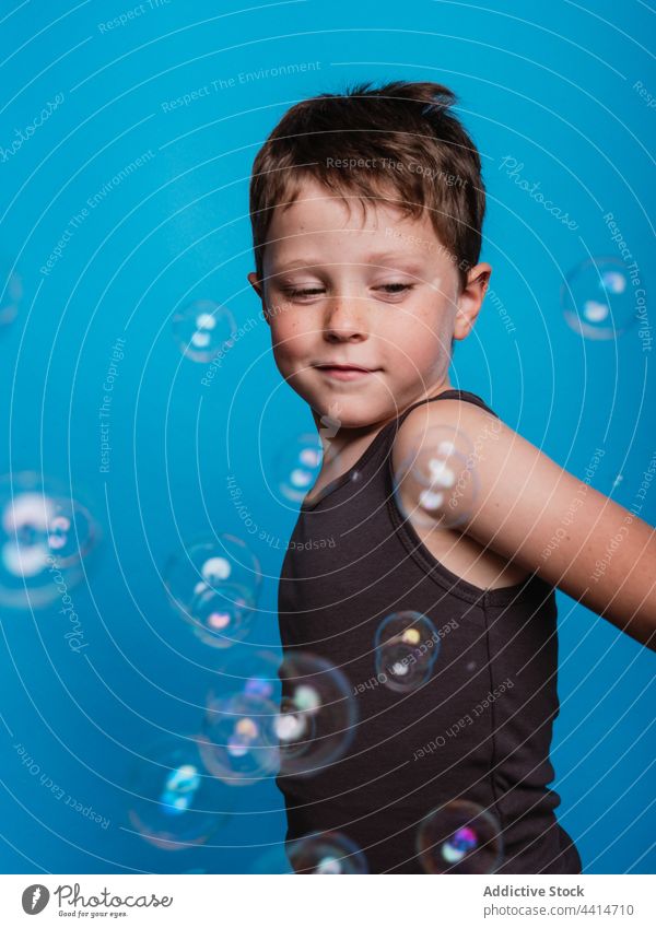 Kind schaut im Atelier mit Seifenblasen weg Junge Überraschung Kindheit Gesichtsausdruck wow Reaktionen u. Effekte Zeichen Symbol zeigen virtuell Anzeige
