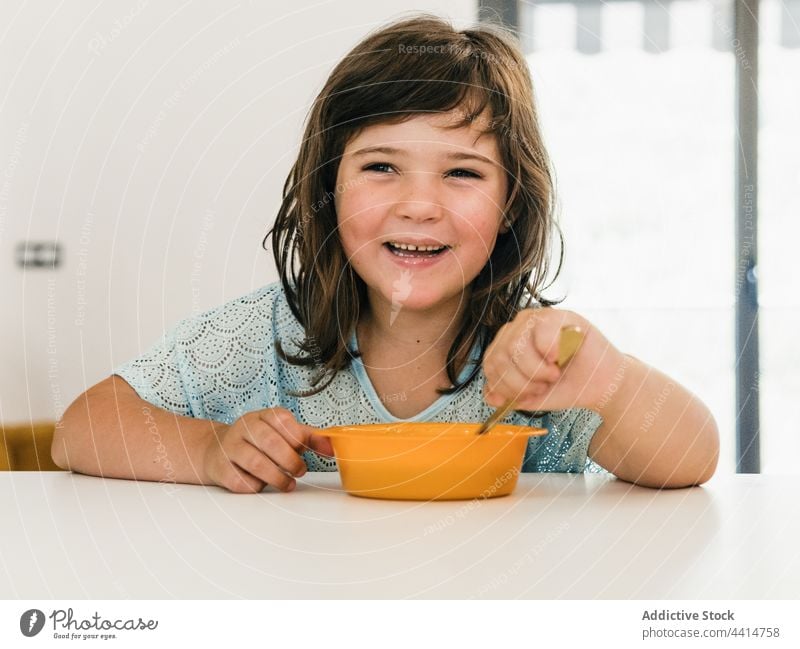Lustiges Mädchen isst Cremesuppe beim Mittagessen Kind Suppe heimwärts lecker Sahne Püree Schalen & Schüsseln Tisch Lebensmittel Mahlzeit Kindheit Gesundheit