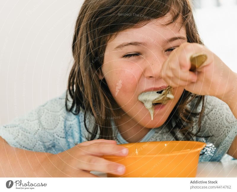 Lustiges Mädchen isst Cremesuppe beim Mittagessen Kind Suppe heimwärts lecker Sahne Püree Schalen & Schüsseln Tisch Lebensmittel Mahlzeit Kindheit Gesundheit