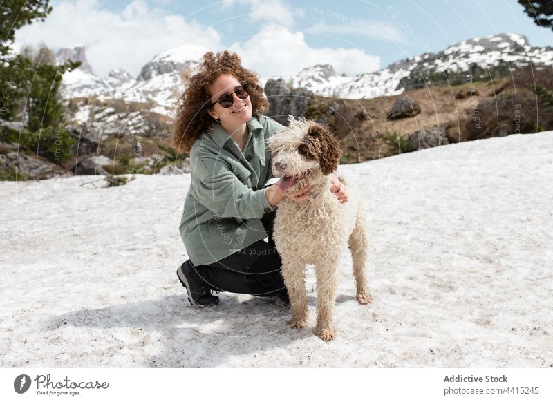 Frau spielt mit Hund auf verschneiter Wiese im Hochland spielen Winter Berge u. Gebirge Spaß haben spielerisch Besitzer Dolomit Alpen Italien Haustier Natur