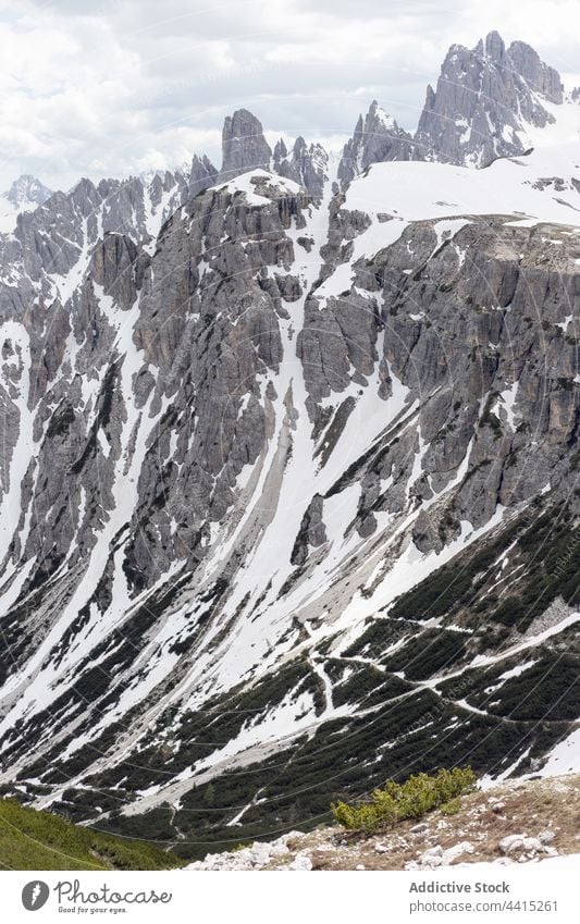 Felsiger Hang eines schneebedeckten Berges Berge u. Gebirge Berghang Schnee Felsen Hochland Landschaft Kamm spektakulär Ambitus Dolomit Alpen Italien felsig