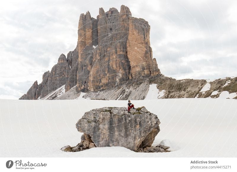 Reisender auf einem Felsen in den Bergen im Winter sitzend Berge u. Gebirge bewundern Wanderer Hochland Schnee Trekking reisen Dolomit Alpen Italien Natur