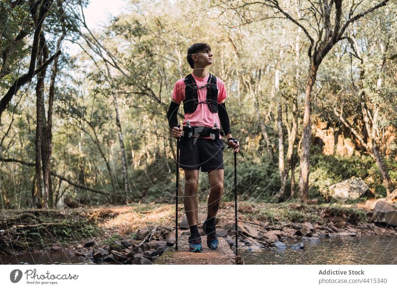 Reisender Mann beim Wandern im Dschungel Wanderung tropisch Wald Trekking Mast Nachlauf männlich Abenteuer reisen erkunden Wanderer Wälder Umwelt Spaziergang