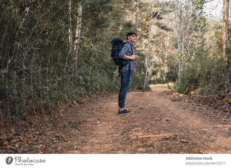 Männlicher Wanderer mit Rucksack im Wald Mann Trekking Sand Straße reisen Wanderung Reisender männlich Natur erkunden Freiheit Abenteuer Fernweh Wälder