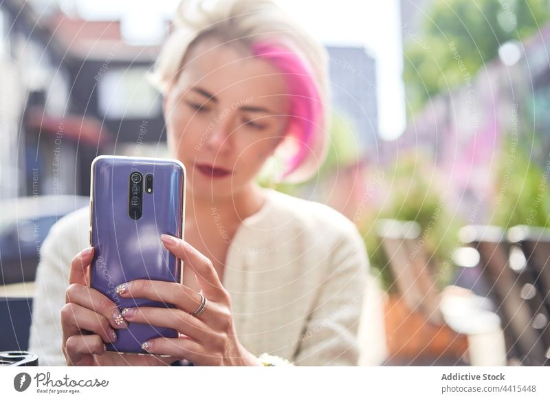 Alternative Frau, die auf der Straße mit ihrem Smartphone telefoniert Nachricht Großstadt informell Subkultur Stil soziale Netzwerke Funktelefon benutzend
