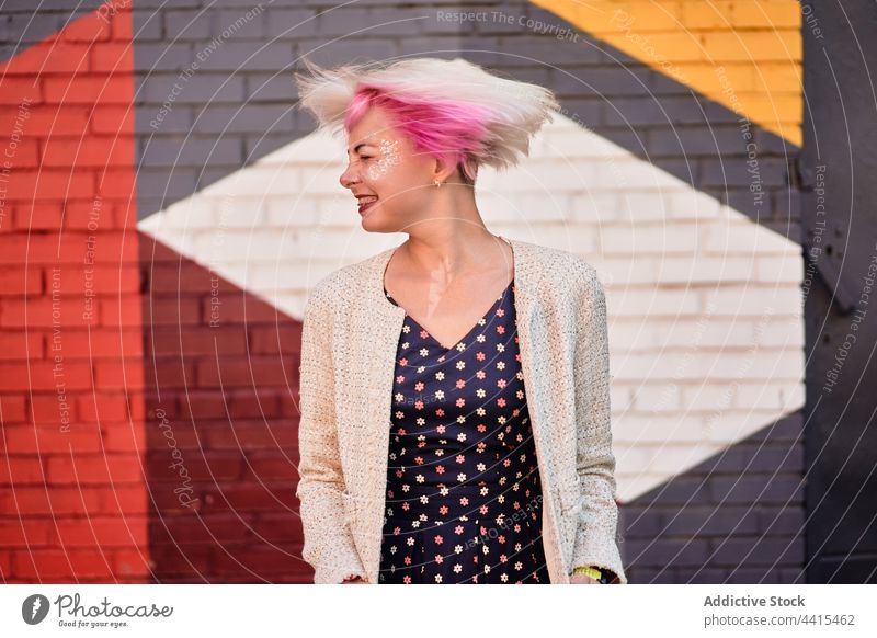Inhalt Informelle Frau wirft gefärbtes Haar in die Stadt informell werfen Behaarung fliegendes Haar Stil alternativ Subkultur Kurze Haare trendy Vorschein