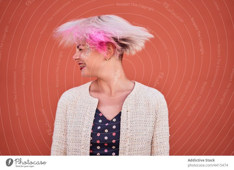 Inhalt Informelle Frau wirft gefärbtes Haar in die Stadt informell werfen Behaarung fliegendes Haar Stil alternativ Subkultur Kurze Haare trendy Vorschein