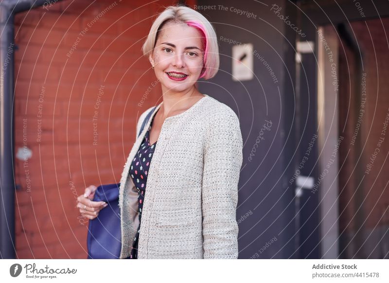 Inhalt informelle Frau in der Stadt Straße alternativ gefärbtes Haar Lächeln urban Vorschein Subkultur Kurze Haare Individualität Stil Frisur Optimist heiter