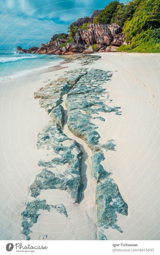 Tropischer Strand bei Grand Anse, Insel La Digue, Seychellen. Wunderschön geformte Granitfelsen, weißer Sand und blauer Ozean digue anse Meer Paradies reisen