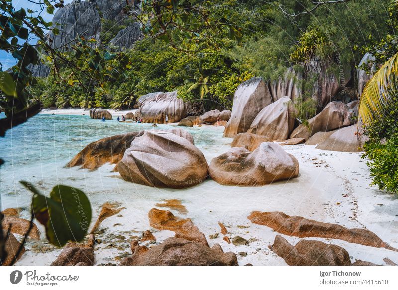 La Digue, Seychellen. Wanderung um die tropisch-exotische Paradiesinsel mit Granitfelsen und Kokosnusspalmen Strand digue Handfläche Felsblöcke Sand Insel Meer