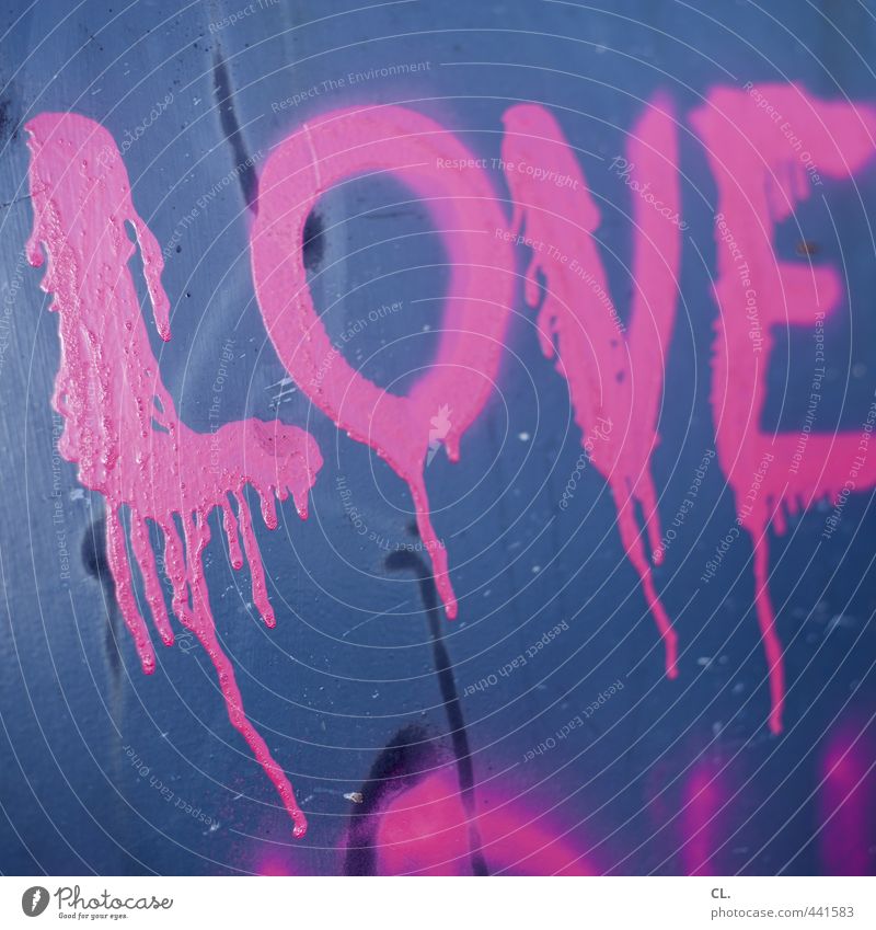L.O.V.E. Mauer Wand trendy Stadt blau rosa Coolness Liebe authentisch Leben Farbe einzigartig Kreativität Verfall Straßenkunst Graffiti Tropfen Farbfoto