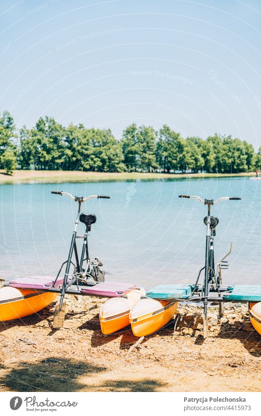 Wasserfahrräder am Sommersee Fahrrad See Freizeit Wasserfahrrad Erholung Sport Spaß