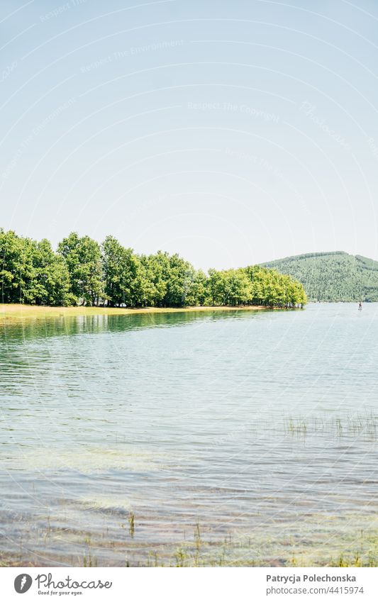 Sommerlandschaft am Plastiras-See in Griechenland Seeufer plastiras Wasser Landschaft sonnig