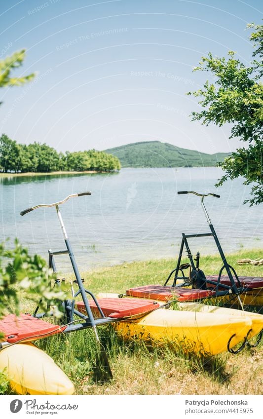 Wasserfahrräder an einem See im Sommer Wasserfahrrad Fahrrad Freizeit Erholung Sport Spaß