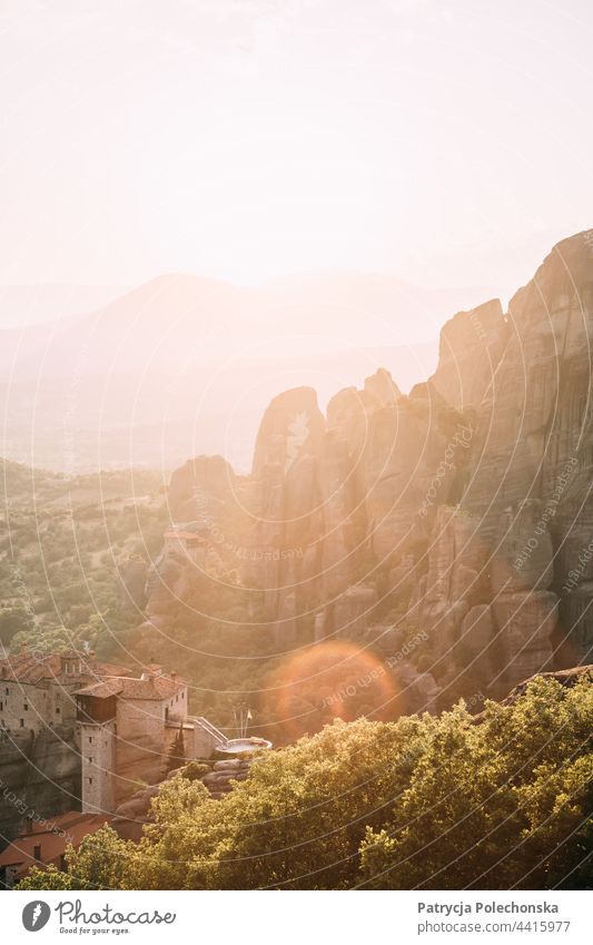 Kloster auf einem Berg, Sonnenuntergang in Meteora Griechenland Berge u. Gebirge Landschaft Lichtschein Sommer