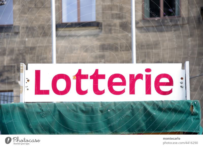 Werbeschild Lotterie | MT Dresden 2021 Losbude Lotterielose Glücksspiel verlieren Zufall Farbfoto Gewinnspiel Menschenleer Hoffnung Wunsch Millionär Spielen