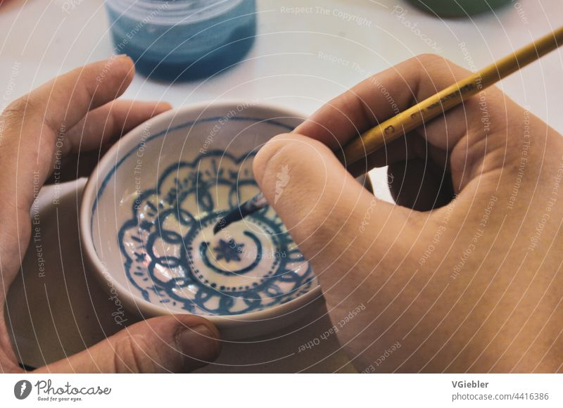 Nahaufnahme wie Porzellan bemalt wird blau Pinsel Farbe Kunst Kreativität Künstler malen Keramik Farbfoto Schwache Tiefenschärfe Freizeit & Hobby Muster Mandala
