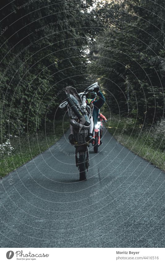Enduro Motorrad Motorsport dunkel spät Geländereifen Straße Geschwindigkeit Abenteuer Freiheit Fahrzeug Motorradfahrer Biker