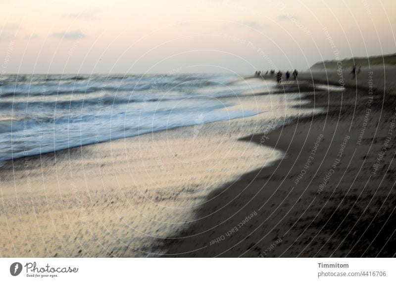 Abend an der Nordseeküste - eine Skizze Wasser Brandung Küste Strand Wellen Sand Licht Stimmung Menschen Unschärfe Meer Himmel Ferien & Urlaub & Reisen Horizont