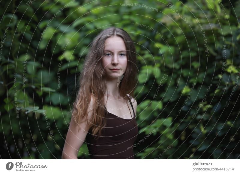 Sommerliches Porträt eines langhaarigen, selbstbewußten Teenager Mädchens, Naturschönheit Farbfoto Blick in die Kamera Außenaufnahme 13-18 Jahre 15 16 16 Jahre