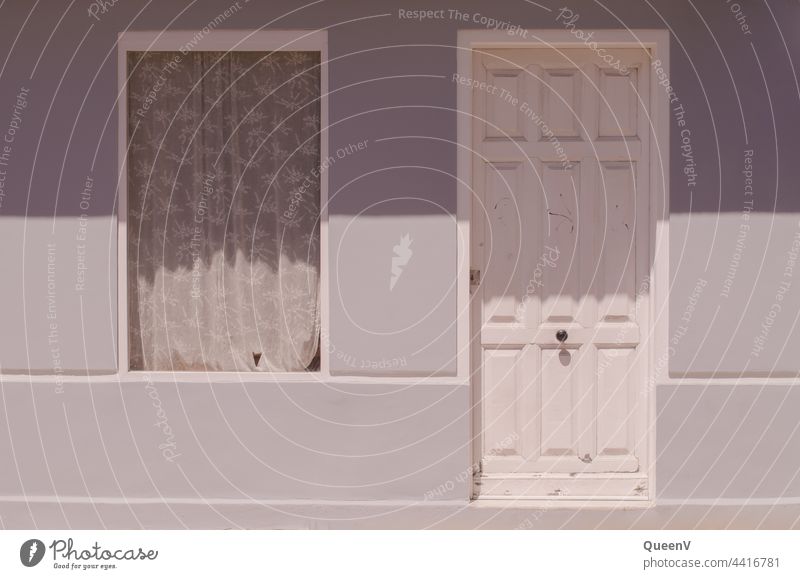 Tür und Fenster mit alter Gardine Haus Wohnung weiß grau wohnen Gentrifizierung Sonnenlicht Sonnenschein Sommer Spanien Galicien Straße Fassade Häusliches Leben