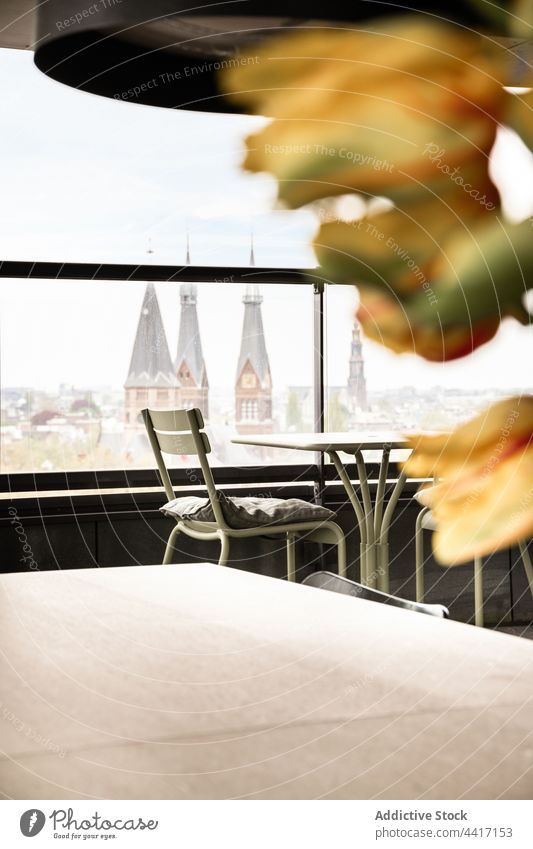 Modernes Appartement mit Fensterblick auf die Stadt Gebäude Großstadt Architektur Balkon Tisch Stuhl Atmosphäre Design Haus anziehen wohnbedingt Glas Möbel