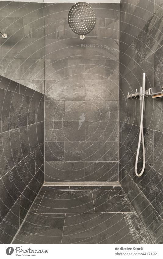 Zeitgenössische Dusche in minimalem Stil Bad Innenbereich sehr wenige grau Farbe Fliesen u. Kacheln Design modern Sauberkeit wohnbedingt Appartement Zeitgenosse