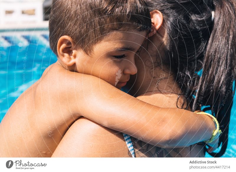 Junge Frau mit Sohn im Schwimmbad müde Sommer Pool Wasser Garten schwimmen Zusammensein Urlaub Mutter Eltern Mutterschaft Beckenrand Kind Kindheit Aktivität