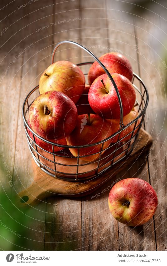 Köstliche frische Äpfel im Korb auf dem Schneidebrett Apfel Frucht Vitamin süß natürlich reif Ernte Landschaft lecker geschmackvoll organisch Sommer rot Farbe