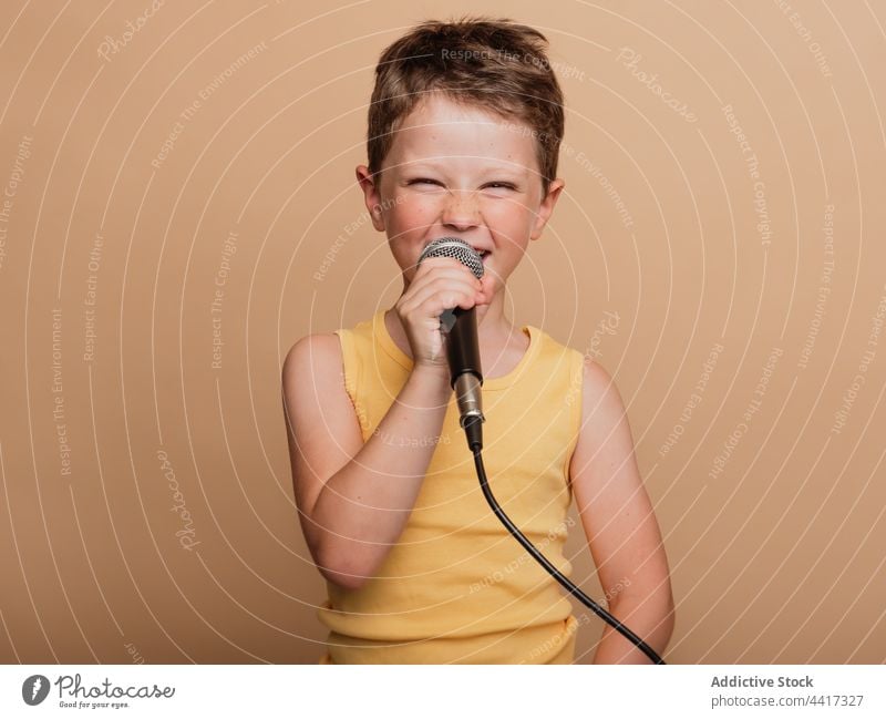 Jugendlicher singt in Mikrofon im Studio Kind singen unterhalten cool Sänger Junge Stil trendy Musik Atelier Zeitgenosse Gesang Audio Klang ausführen modern
