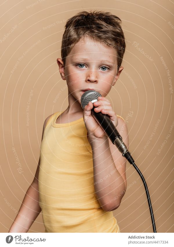 Jugendlicher singt in Mikrofon im Studio Kind singen unterhalten cool Sänger Junge Stil trendy Musik Atelier Zeitgenosse Gesang Audio Klang ausführen modern