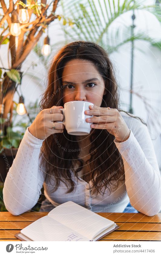junge Frau trinkt Kaffee im Café Tasse trinken genießen ruhen Pause ethnisch Lateinamerikaner Getränk aromatisch geschmackvoll sich[Akk] entspannen Aroma