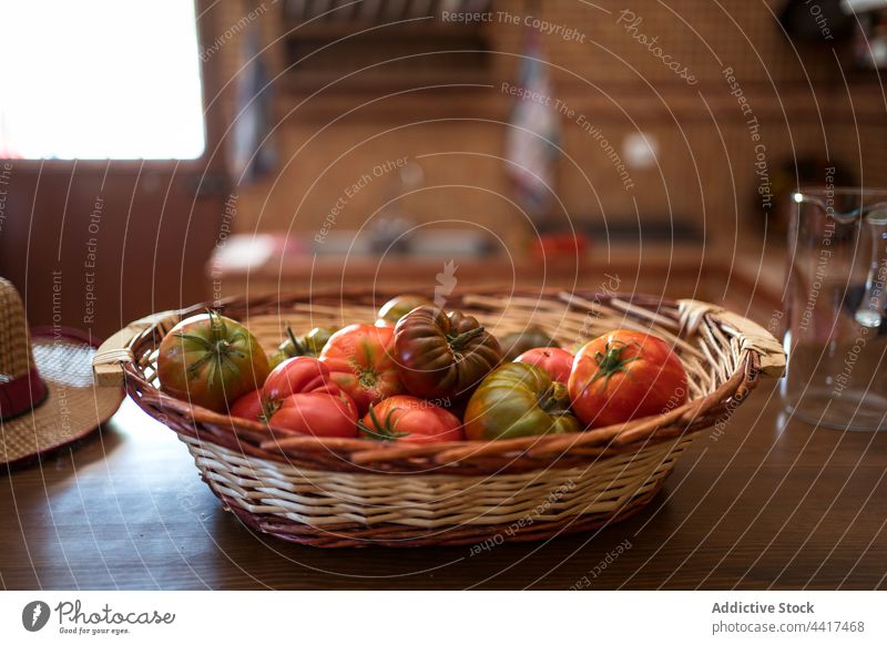 Reife Tomaten im Weidenkorb auf dem Tisch Ernte reif Korb Haufen frisch Gemüse rustikal Küche organisch essbar Vitamin roh Lebensmittel Gesundheit lecker