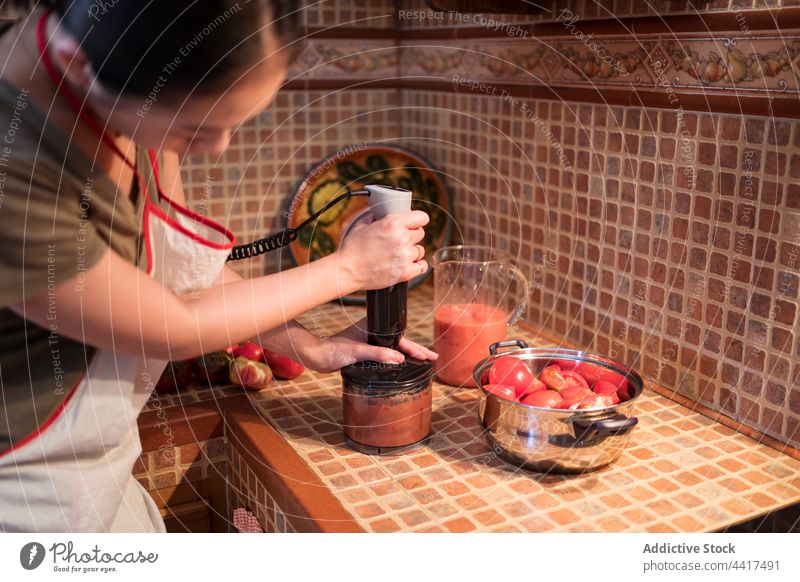 Frau püriert Tomaten im Mixer Mischer Gemüse Mischung Prozess vorbereiten Koch Küche Marinara Saucen heimwärts Bestandteil Lebensmittel kulinarisch Hausfrau