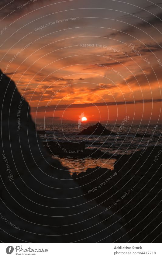 Malerischer Sonnenuntergang über wogendem Meer MEER Abend Felsen Meeresufer friedlich Küste winken Natur Meereslandschaft malerisch Landschaft Harmonie Spanien
