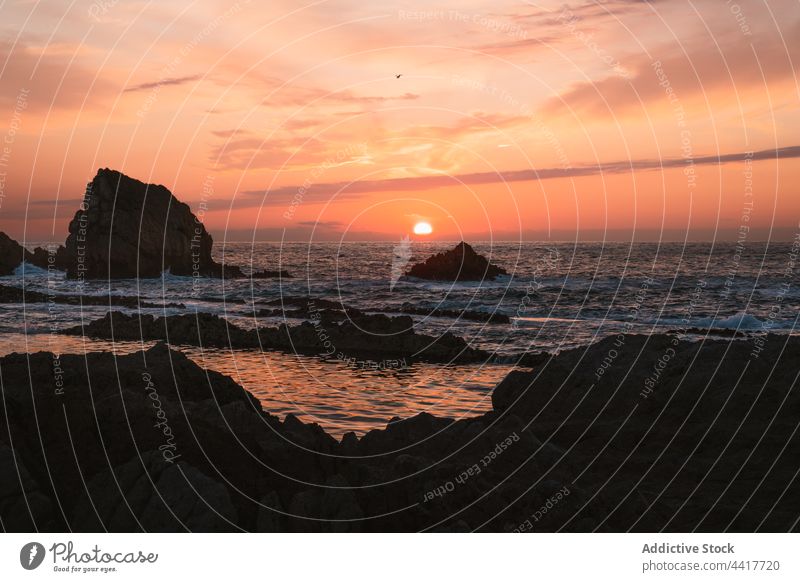 Malerischer Sonnenuntergang über wogendem Meer MEER Abend Felsen Meeresufer friedlich Küste winken Natur Meereslandschaft malerisch Landschaft Harmonie Spanien