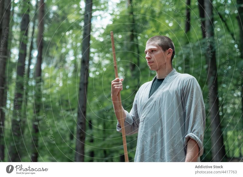 Kriegermönch beim Üben im Wald Mann Mönch Kung-Fu Training gestikulieren Natur üben kämpferisch männlich kleben Wälder Kultur Stärke authentisch Orientalisch